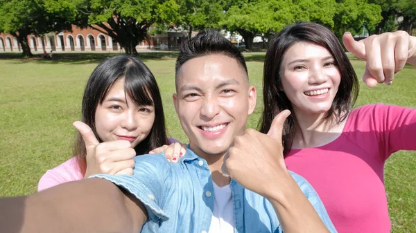Studenti s úsměvem a s selfie — Stock fotografie