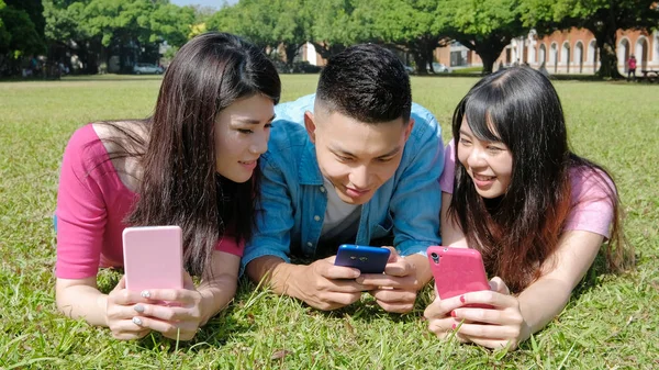 Estudiantes jugando móvil juego — Foto de Stock