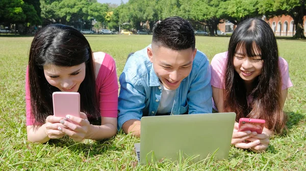 Studenter använder telefoner och dator — Stockfoto