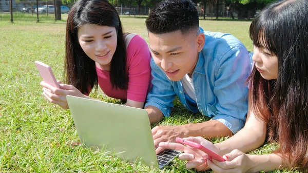 Estudantes usando telefones e computador — Fotografia de Stock
