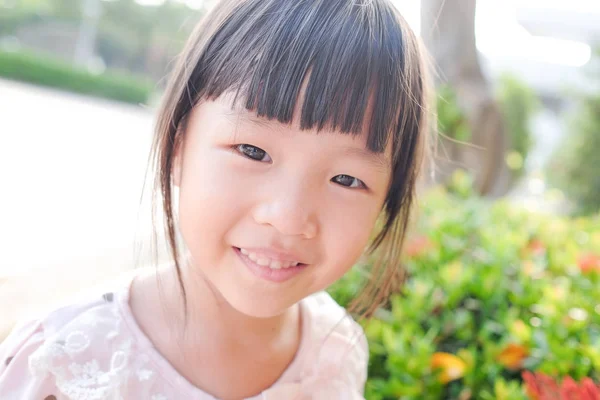 Bonito menina sorrindo feliz — Fotografia de Stock