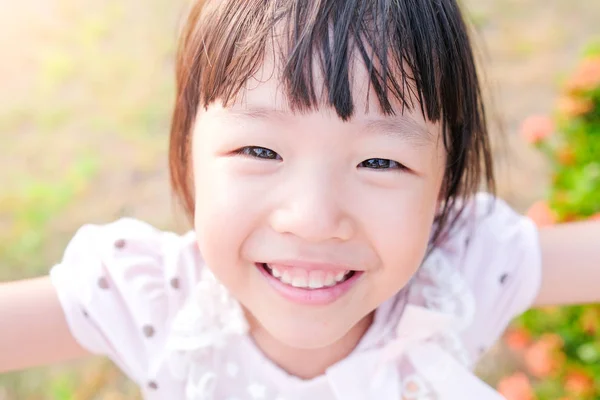 สาวน่ารัก ยิ้มอย่างมีความสุข — ภาพถ่ายสต็อก