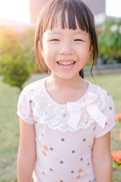 สาวน่ารัก ยิ้มอย่างมีความสุข — ภาพถ่ายสต็อก