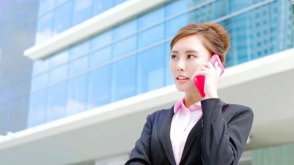 Woman speaking on  phone — Stock Photo, Image