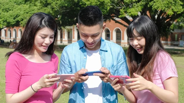 Studenti che usano i telefoni all'aperto — Foto Stock