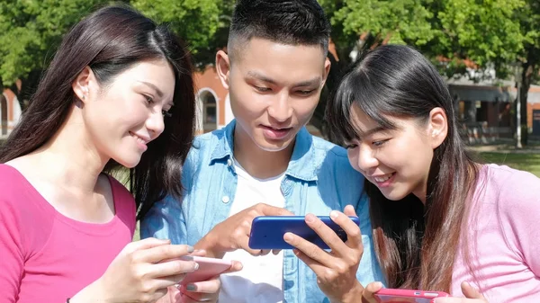 Studenti pomocí telefonu — Stock fotografie