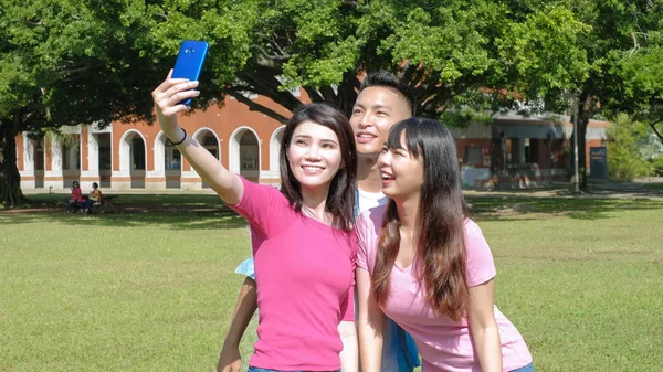 Estudiantes sonriendo y tomando selfie — Foto de Stock