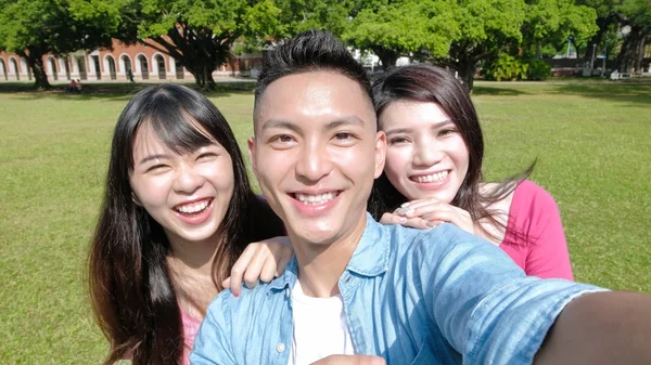 Étudiants souriant et prenant selfie — Photo