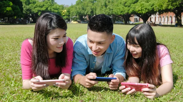 Щасливі студенти використовують телефони — стокове фото