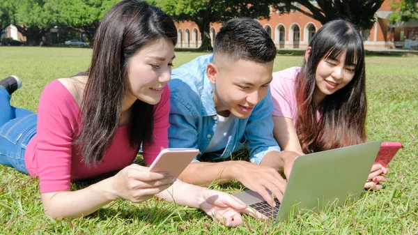 Estudantes usando telefones e computador — Fotografia de Stock