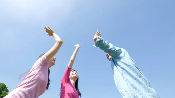 Young people giving  five — Stock Photo, Image