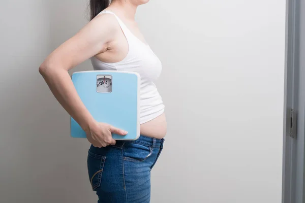 Woman holding  weight scales — Stock Photo, Image