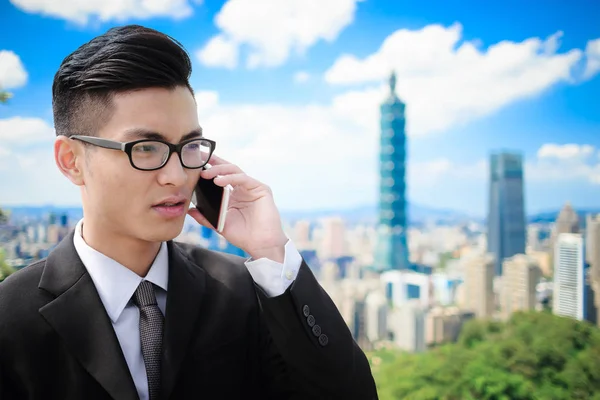 Taipei Telefonda Konuşurken Adamı — Stok fotoğraf