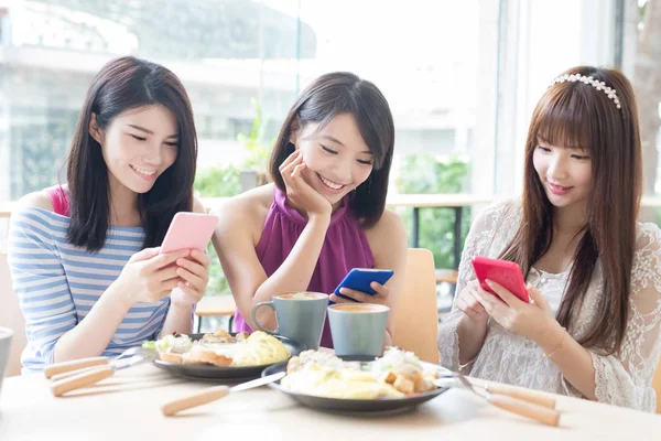 Ženy přátele pomocí telefonů — Stock fotografie