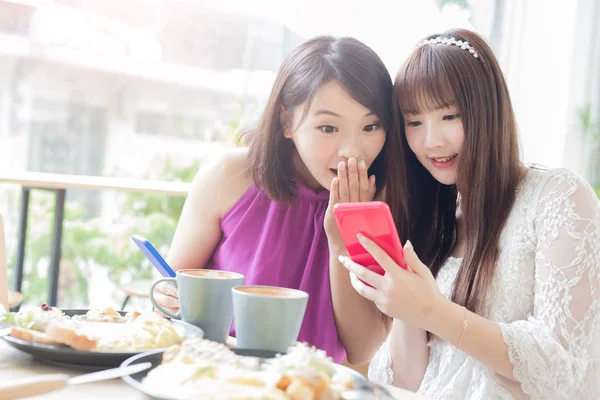 Mulheres amigos usando telefone — Fotografia de Stock