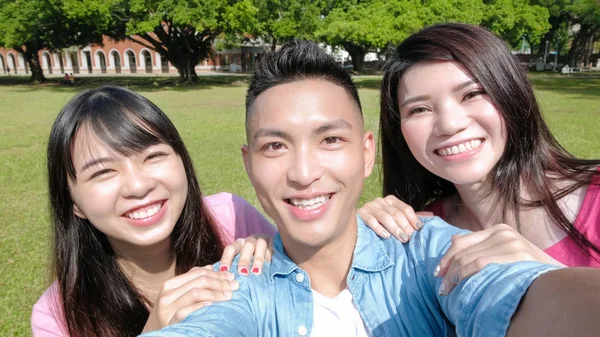 Opiskelijat hymyilevät ja ottavat selfie — kuvapankkivalokuva