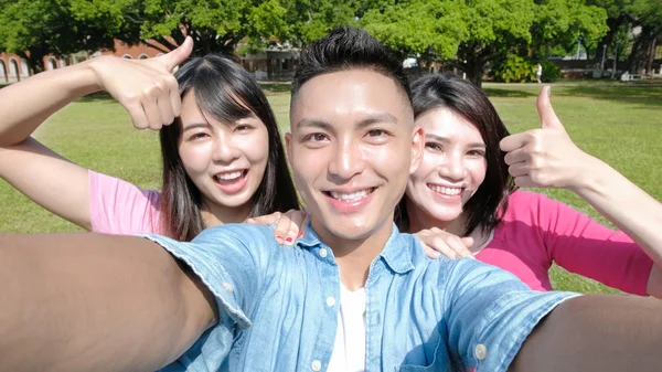 Studenti s úsměvem a s selfie — Stock fotografie