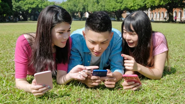 Studenti che giocano gioco mobile — Foto Stock