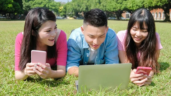 Students using  phones and computer — Stock Photo, Image