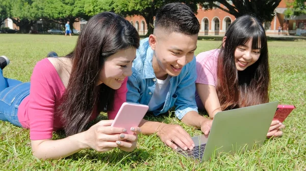 Estudantes usando telefones e computador — Fotografia de Stock