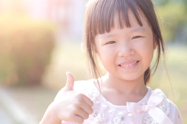 สาวน่ารักแสดงนิ้วโป้งขึ้น — ภาพถ่ายสต็อก