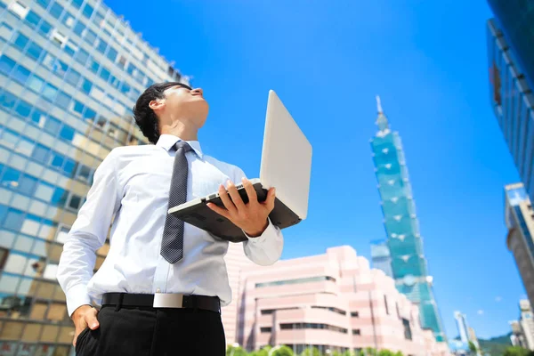 Obchodní Muž Drží Notebook Taipei — Stock fotografie