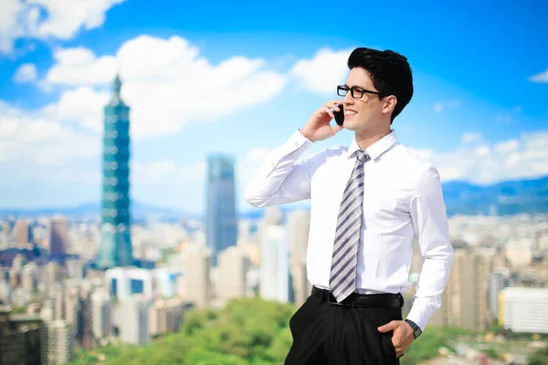 Άνθρωπος Των Επιχειρήσεων Μιλώντας Στο Τηλέφωνο Την Ταϊπέι — Φωτογραφία Αρχείου
