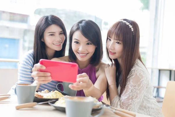 Women friends taking  selfie — Stock Photo, Image
