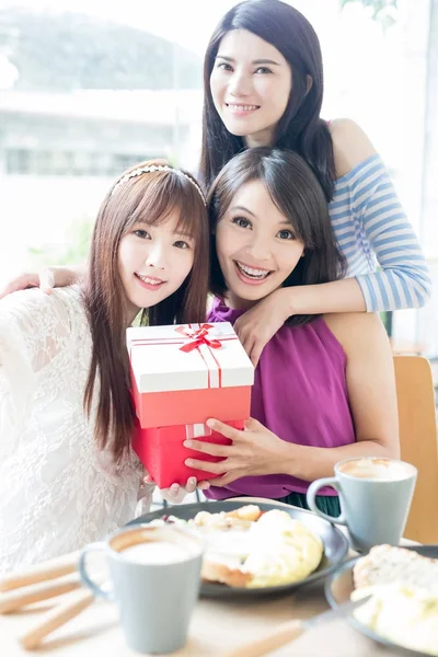 Mujeres amigos dando regalo — Foto de Stock