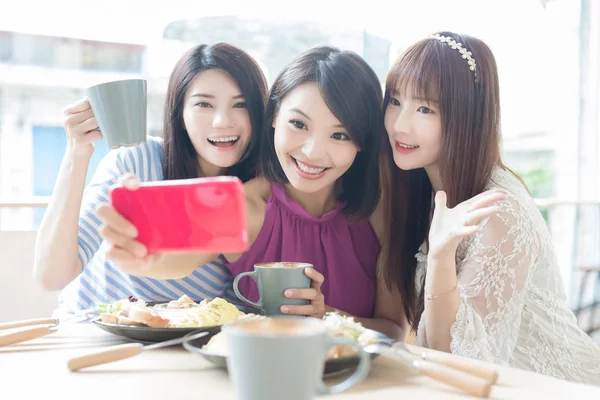 Donne amiche prendendo selfie — Foto Stock