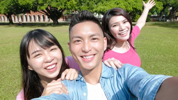 Estudantes sorrindo e tirando selfie — Fotografia de Stock