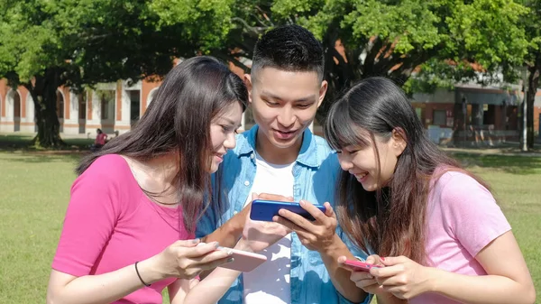 快乐的学生使用手机和玩手机游戏 — 图库照片