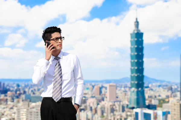 Homme Affaires Parlant Téléphone Dans Taipei — Photo