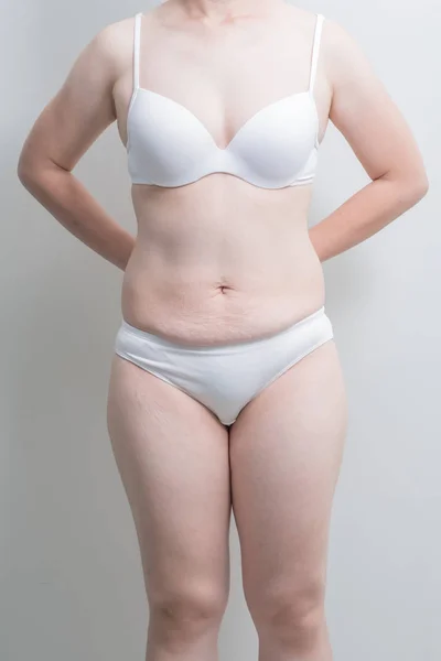 Толстая Толстая Женщина Стоящая Сером Фоне Азиатка — стоковое фото