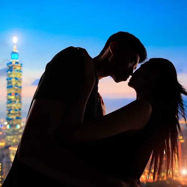 Sziluettjét Pár Éjszakai Taipei Város Panoráma Tajvanon — Stock Fotó