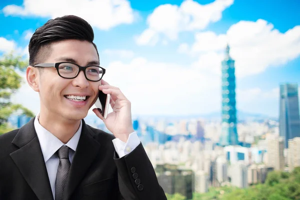 Бизнесмен Разговаривает Телефону Тайбэе — стоковое фото