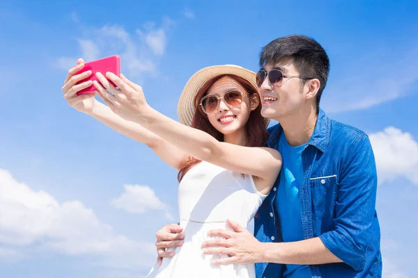 Çift Alarak Selfie Zemin Üzerine Mavi Gökyüzü Ile Mutlu — Stok fotoğraf