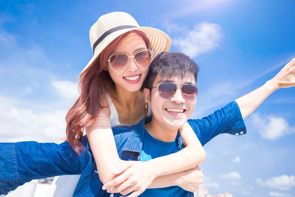 Pareja Sintiéndose Libre Sobre Fondo Azul Cielo —  Fotos de Stock