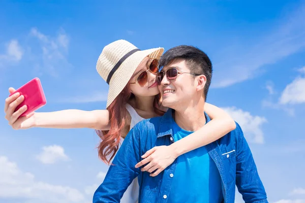 Couple Prendre Selfie Heureux Avec Ciel Bleu Sur Fond — Photo