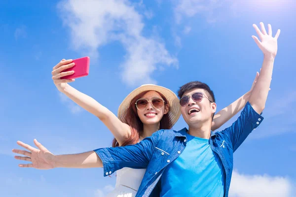 Casal Tomando Selfie Feliz Com Céu Azul Fundo — Fotografia de Stock