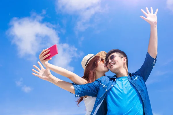 Pareja Tomando Selfie Felizmente Con Cielo Azul Sobre Fondo —  Fotos de Stock