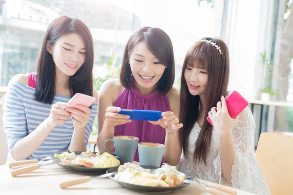 Mulheres Felizes Amigos Usando Telefones Restaurante — Fotografia de Stock