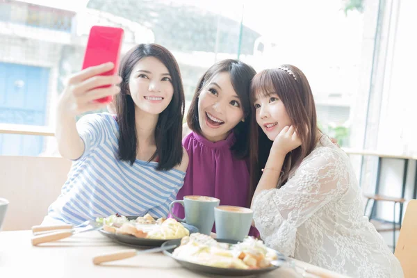 Mulheres Amigas Tomando Selfie Restaurante — Fotografia de Stock