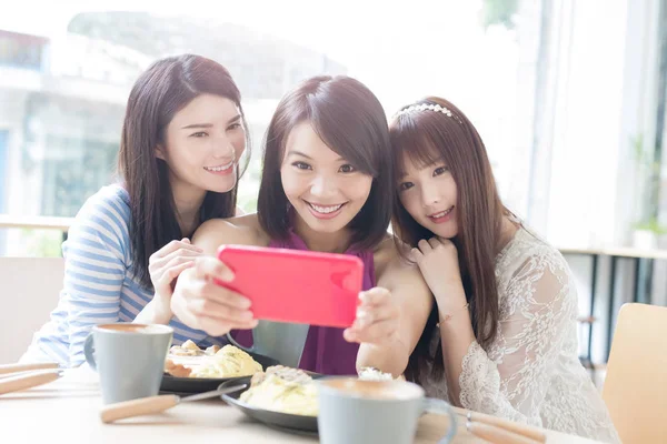 Mulheres Amigas Tomando Selfie Restaurante — Fotografia de Stock