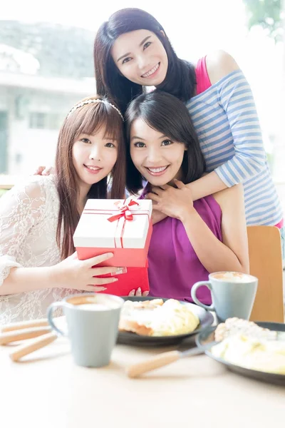 Happy Women Friends Giving Gift Restaurant — Stock Photo, Image