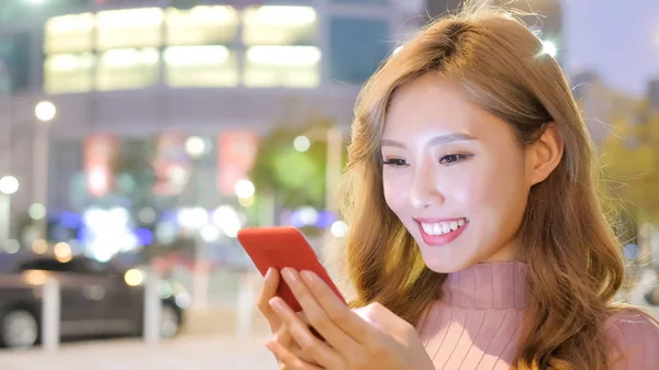Jonge Aziatische Zakenvrouw Met Behulp Van Telefoon — Stockfoto