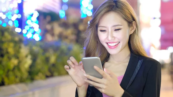 電話を使用して若いアジア ビジネス女性 — ストック写真