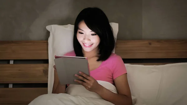 Mujer Usando Tableta Felizmente Cama Por Noche — Foto de Stock