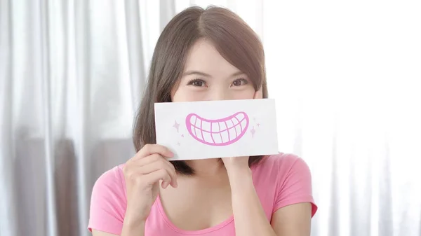 Kvinna Med Lyckligt Leende Tänder Kort — Stockfoto