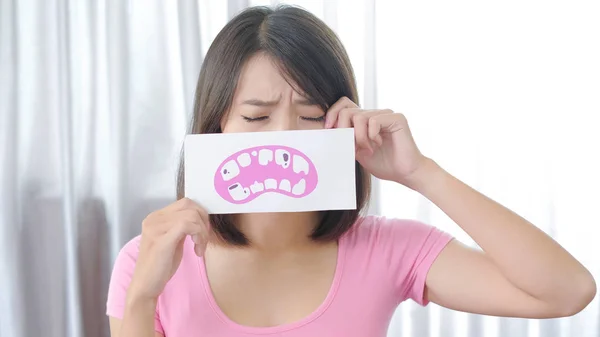 Женщина Держит Зубной Рекламный Щит Плохо Себя Чувствует Дома — стоковое фото